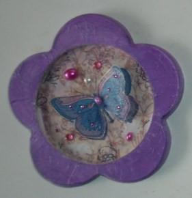 fleur violette et papillon bleu